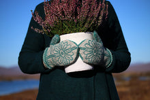 Load image into Gallery viewer, Kate Davies - Buachaille